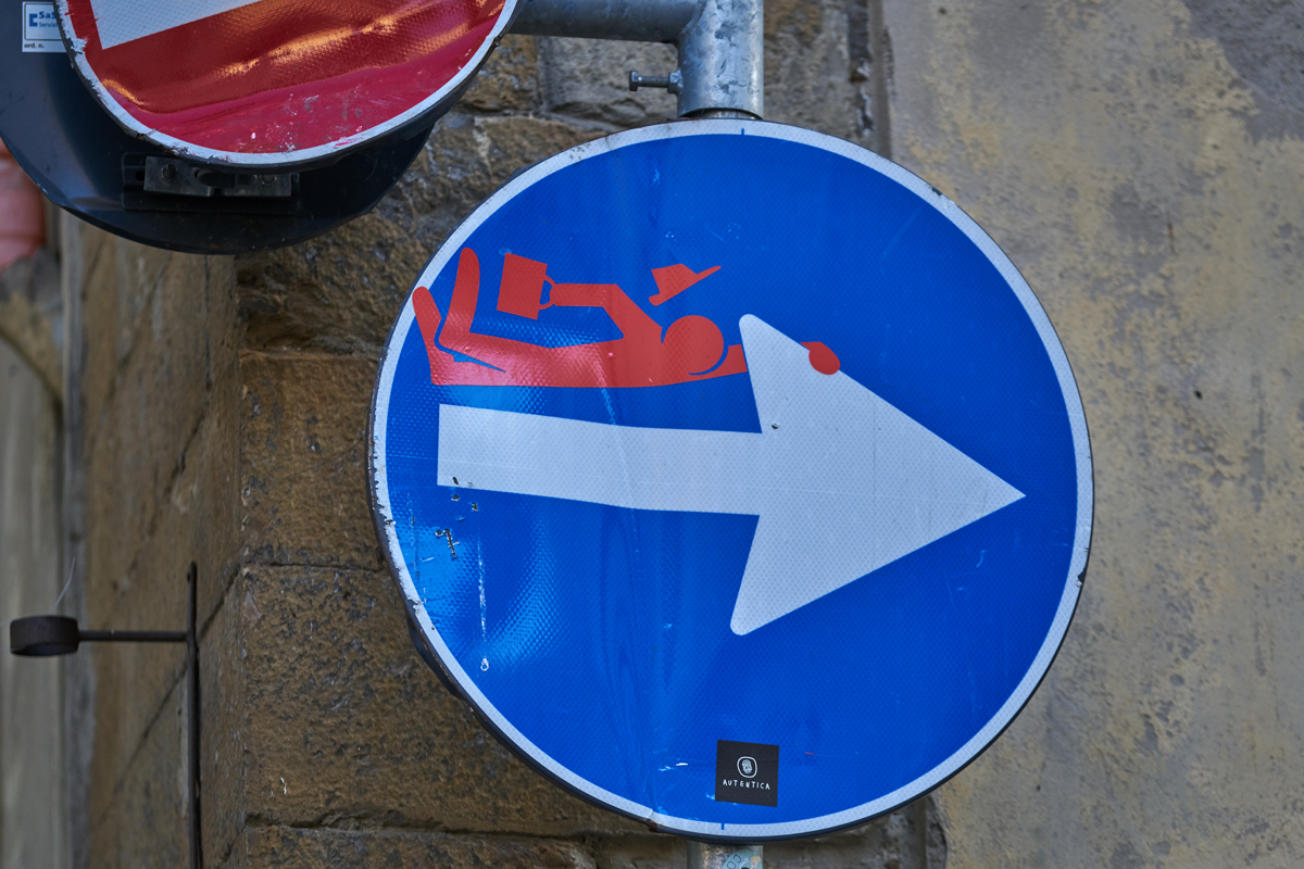 Странные дорожные знаки Флоренции