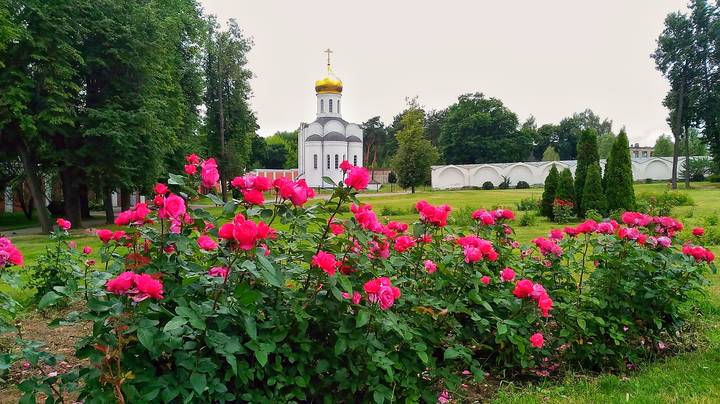 Храм Преподобного Пимена Угрешского на территории Николо-Угрешского монастыря.