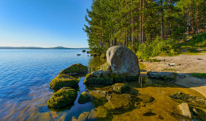 Каменистый берег