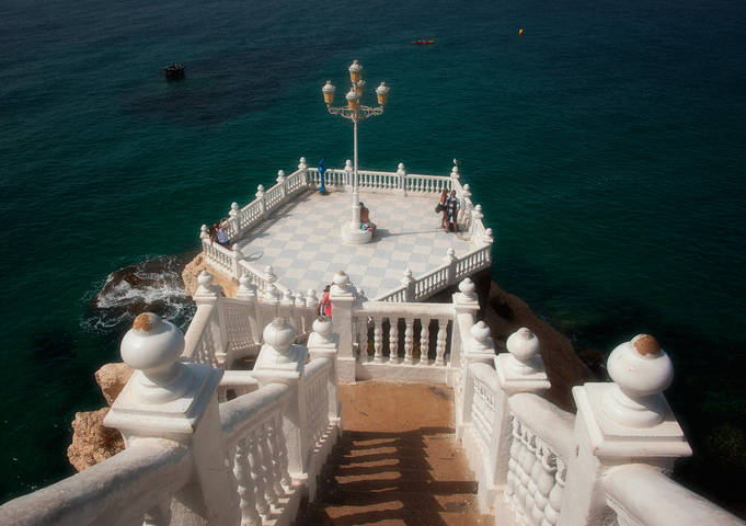 Лестница в море