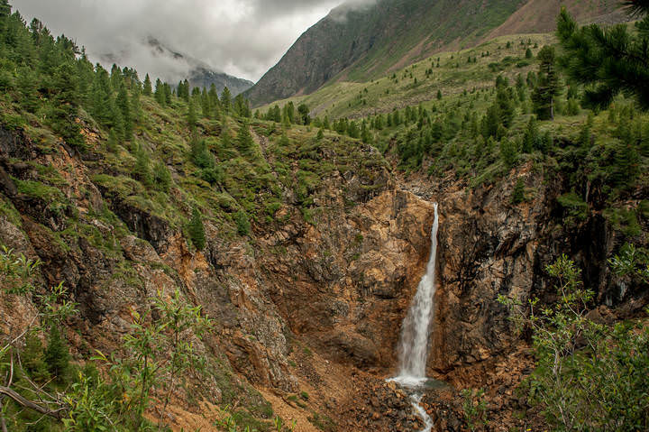 Водопад в горах