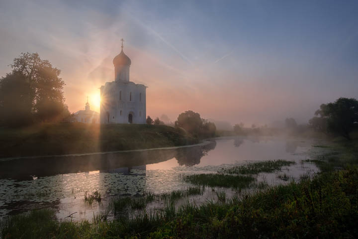 Солнце за храмом