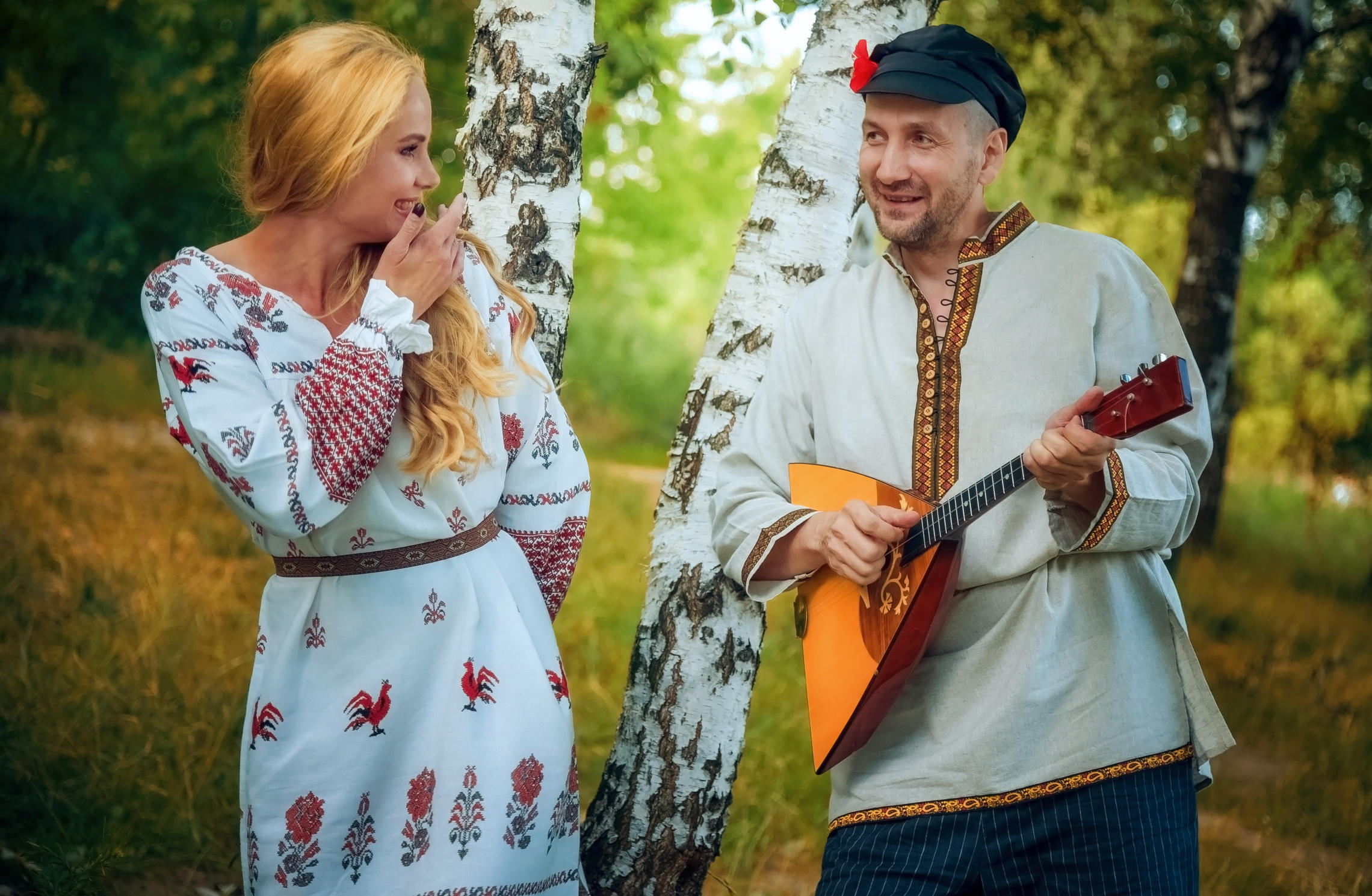 Веселые песни исполнители. Мужчина с балалайкой. Парень с балалайкой. Балалайка в деревне. Фотосессия в русско народном стиле.