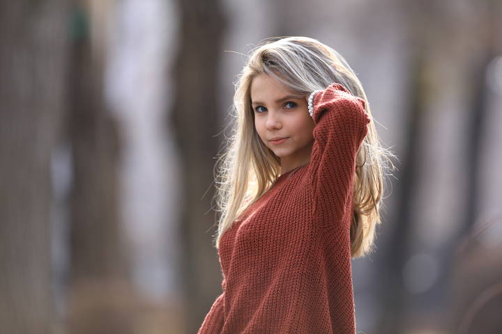 девушка в сквере