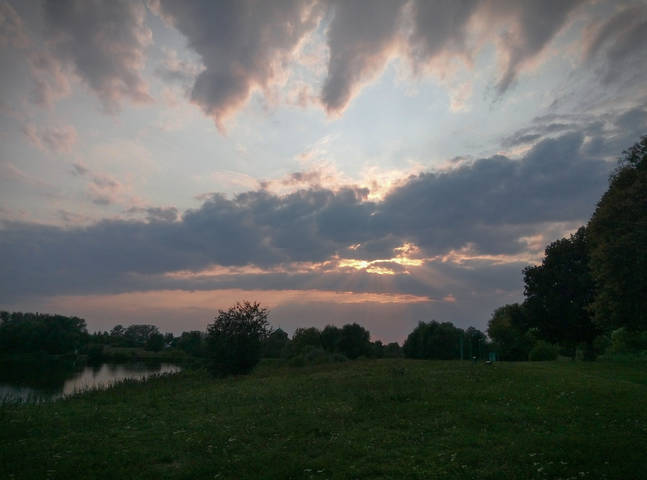 Вечереет.