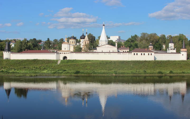 отражаясь в воде