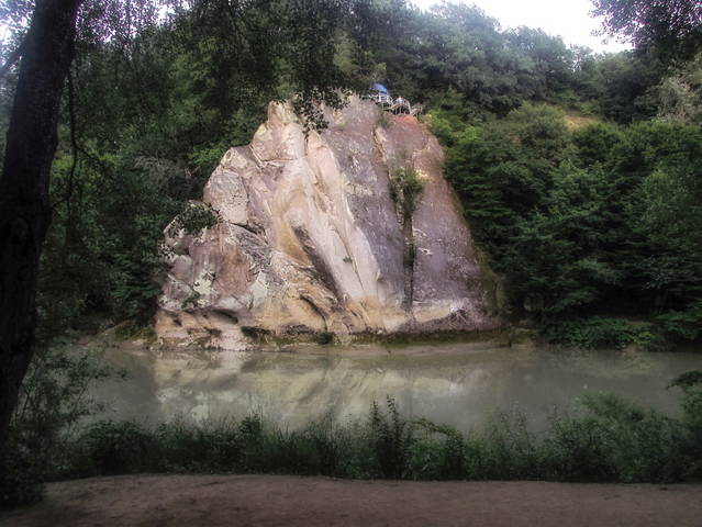 Одинокая скала.