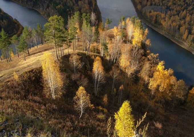 На пригорке.