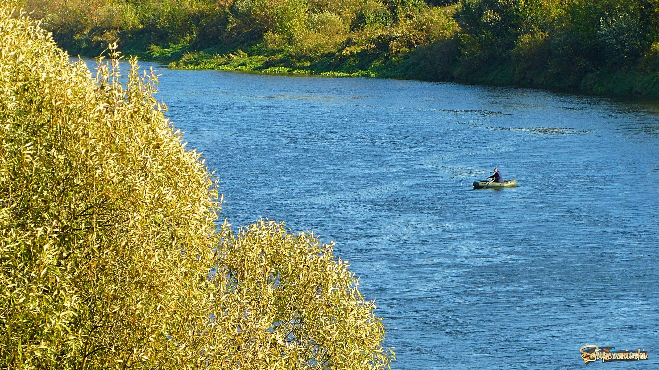 Одинокий рыбак на реке Днепр