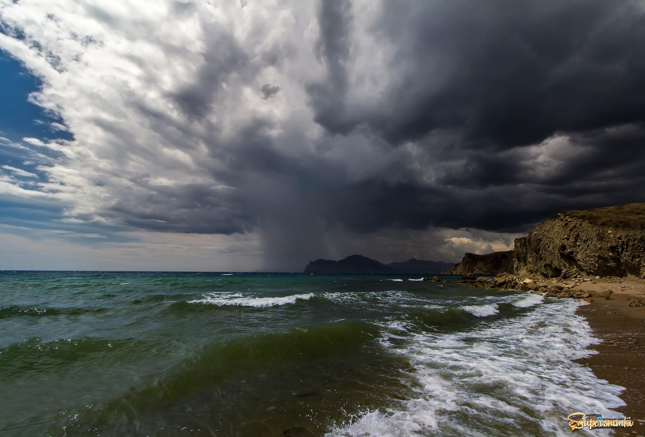 Дождливый крым. Черное море Крым. Море в непогоду. Дождь на море. Море пасмурно.
