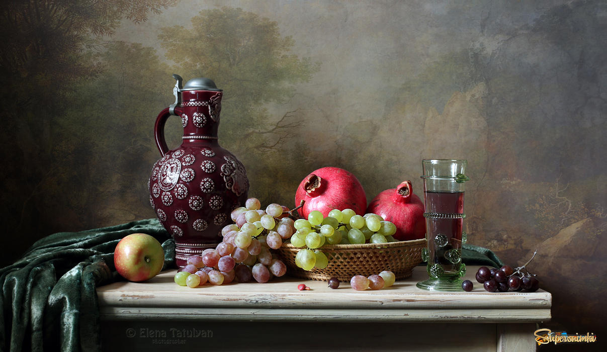Традиционный классический натюрморт с фруктами и вином
