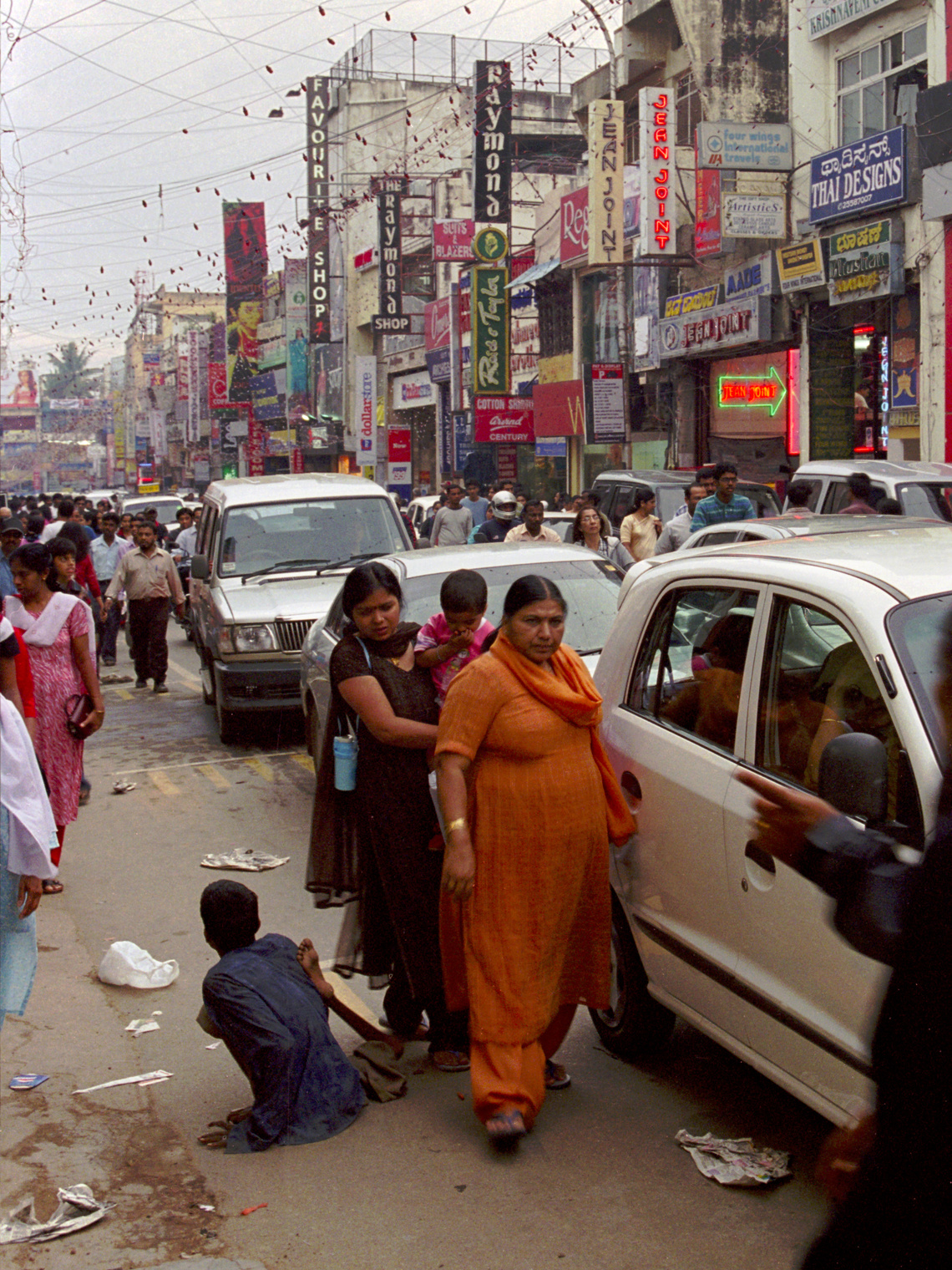 Индия, Бангалор. Commercial Street. Суббота