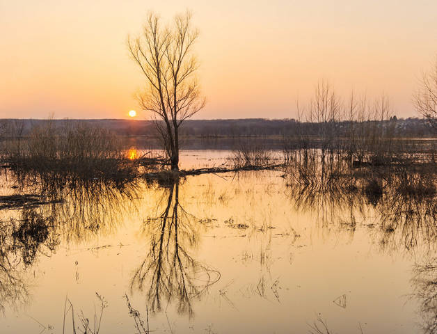 Закат на большой воде