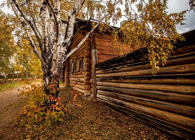 И осень тихо ступает....