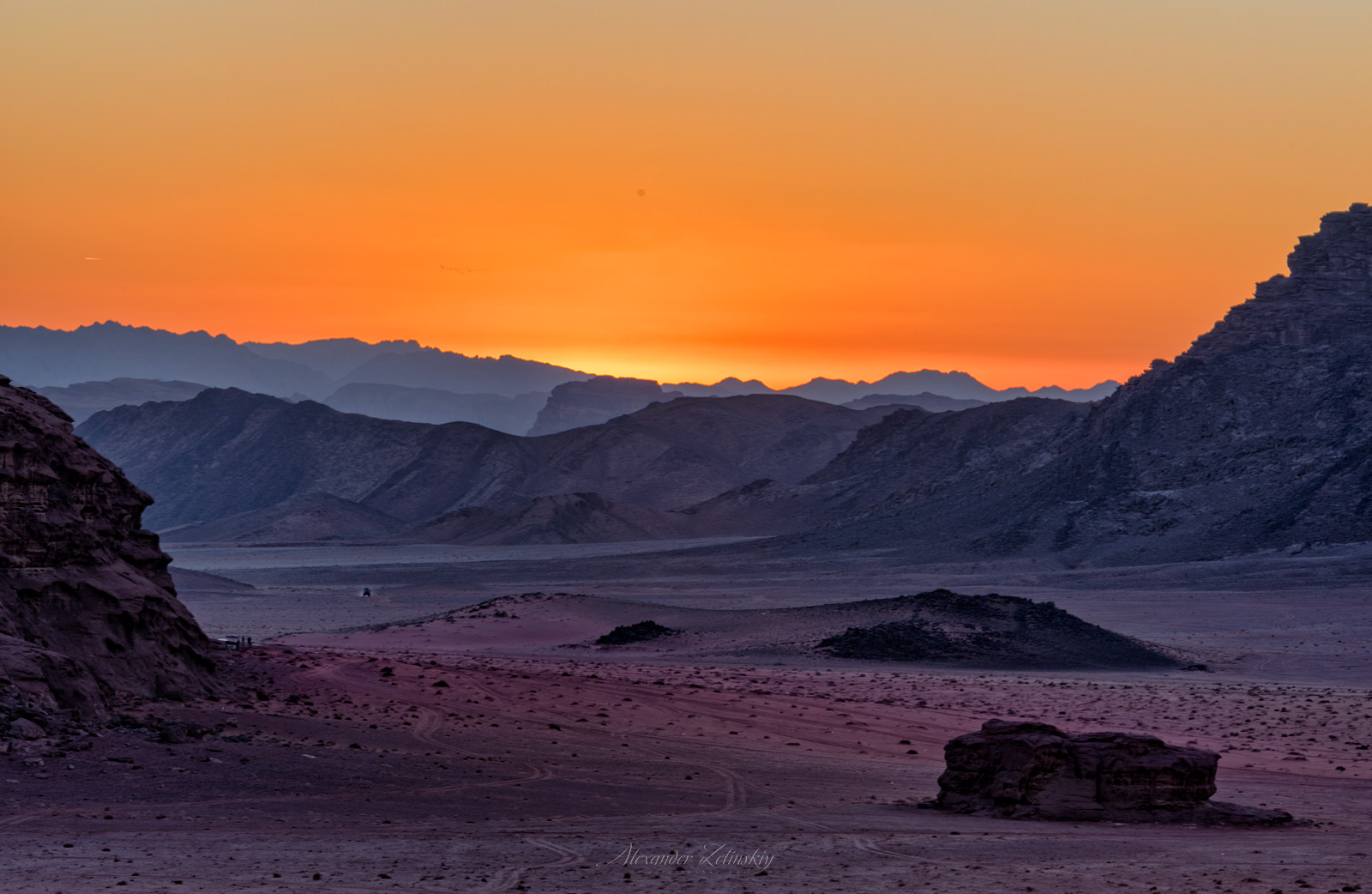 На закате в пустыне