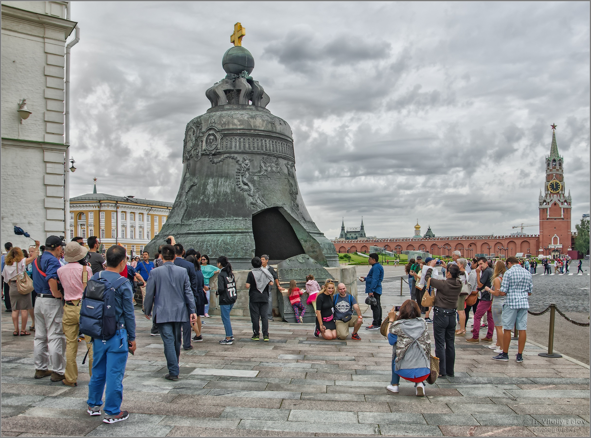Царь-колокол Московского кремля и туристы