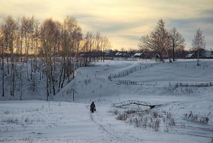 По снегу