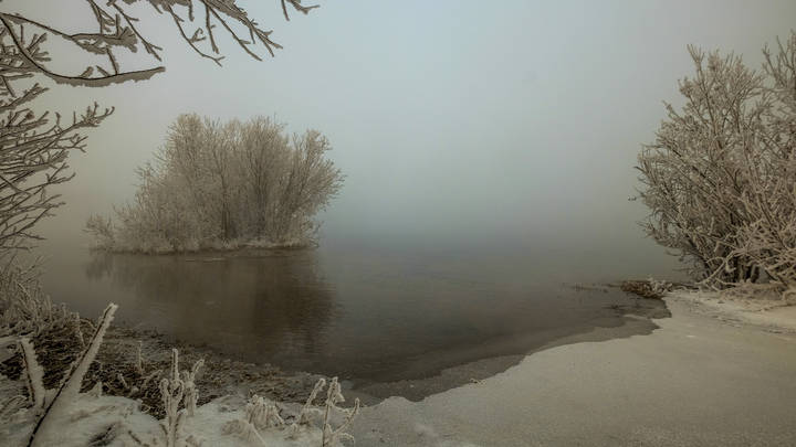 У Ангары туманно и морозно.