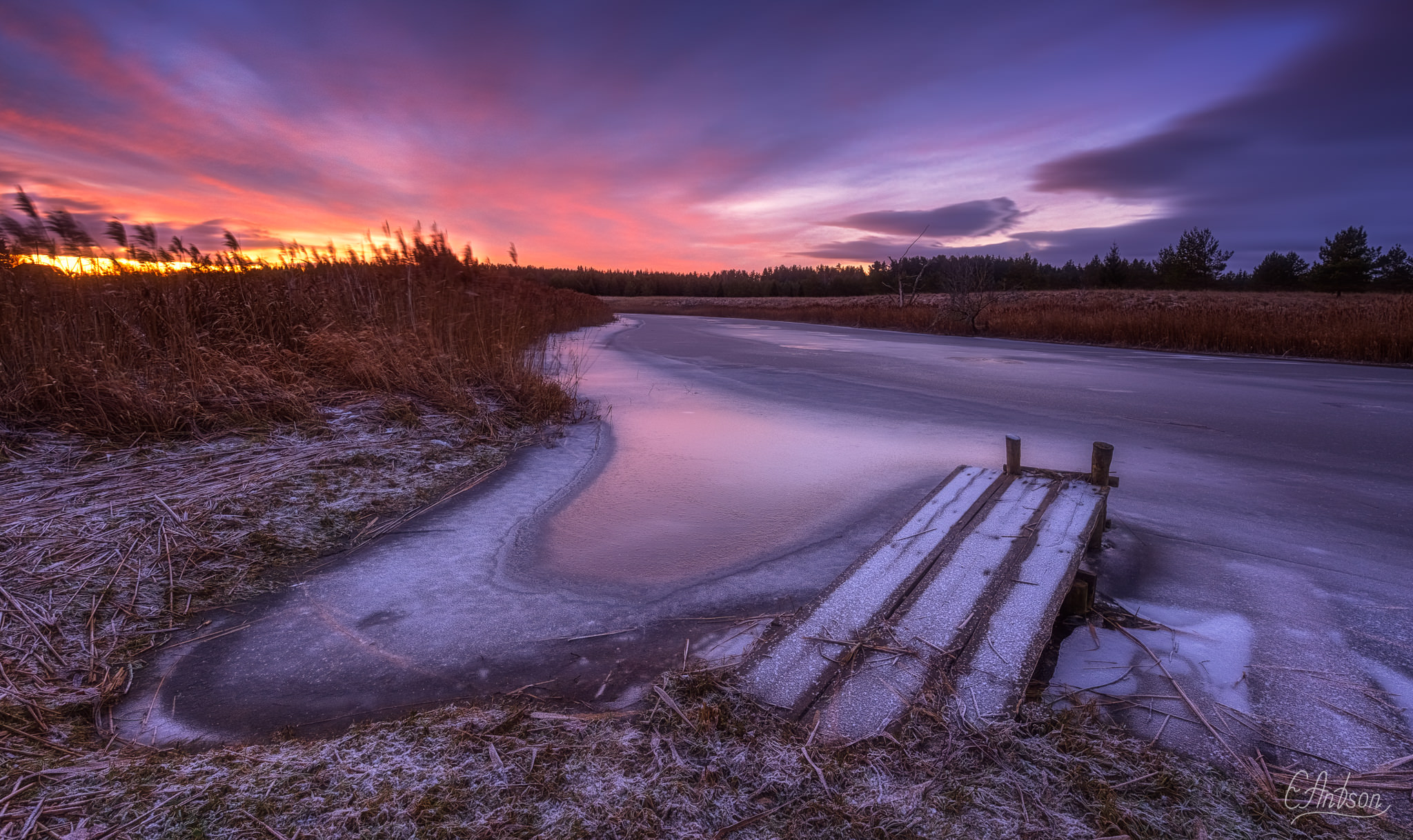 Декабрьский рассвет у замёрзшей реки