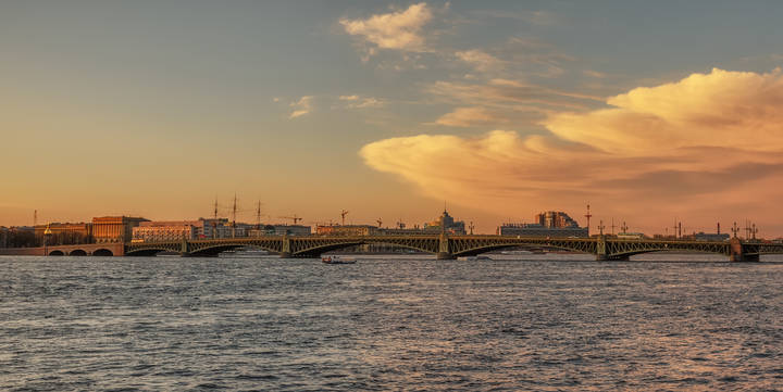За Троицким мостом