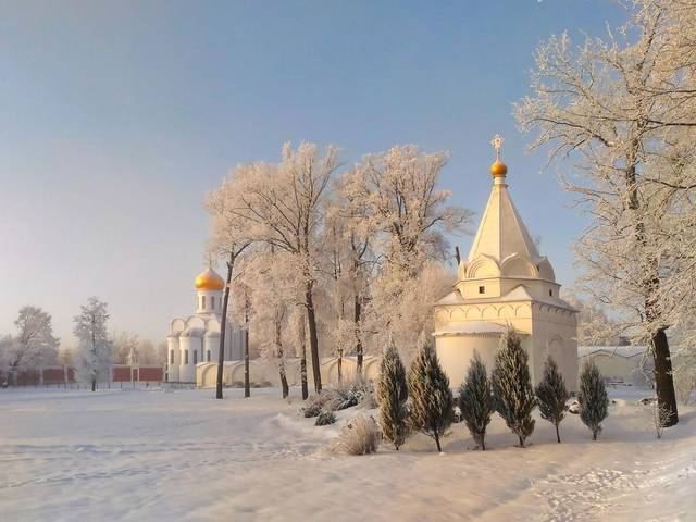 На территории Николо-Угрешского монастыря.