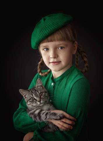 Девочка с котом