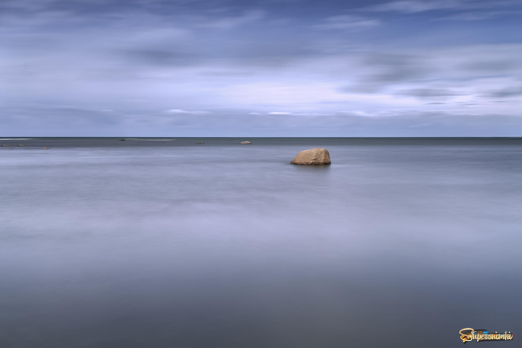 Камень в море
