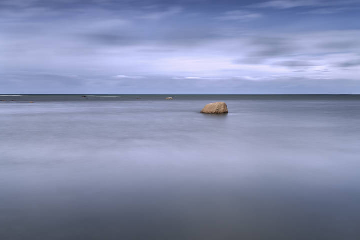 Камень в море