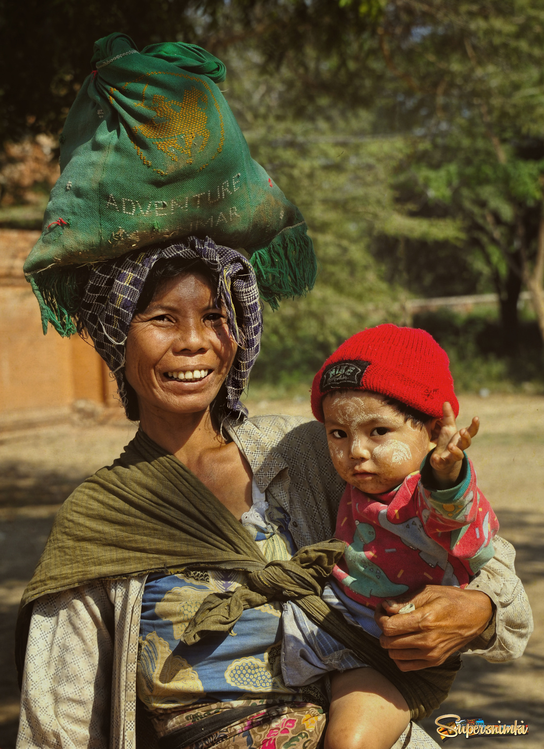 Бирманка с ребенком
