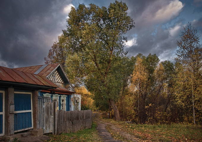 Осень у старенького дома