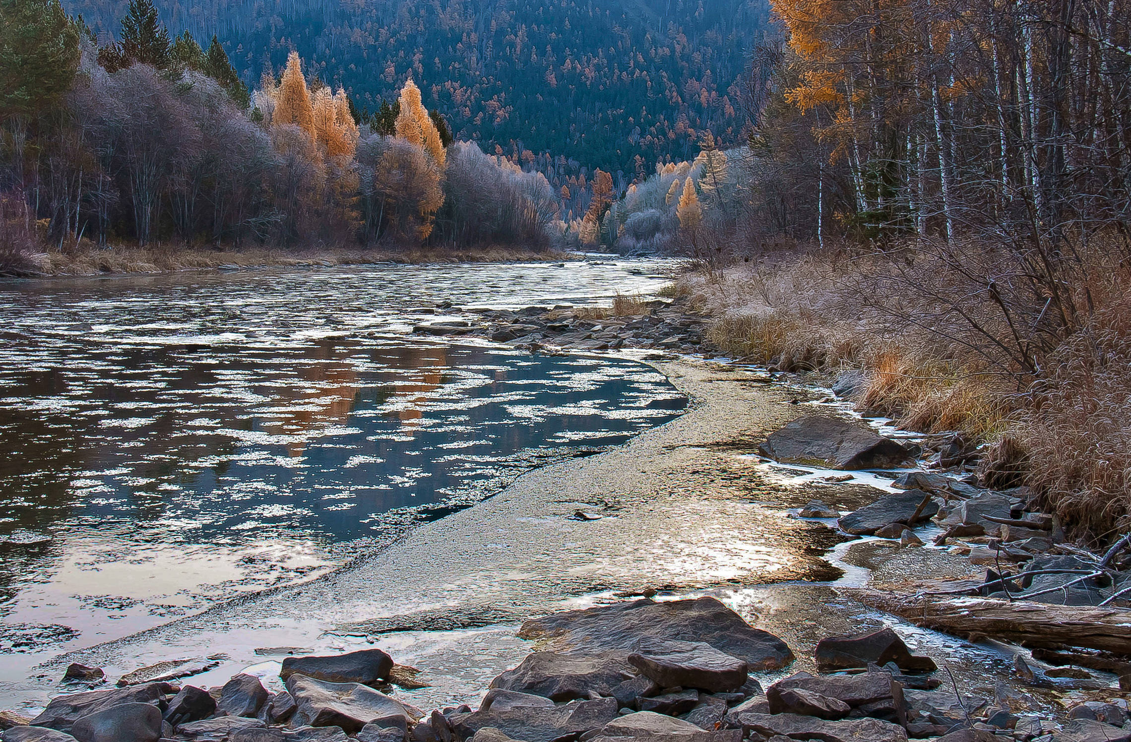 Осеннее утро на реке Голоустная.