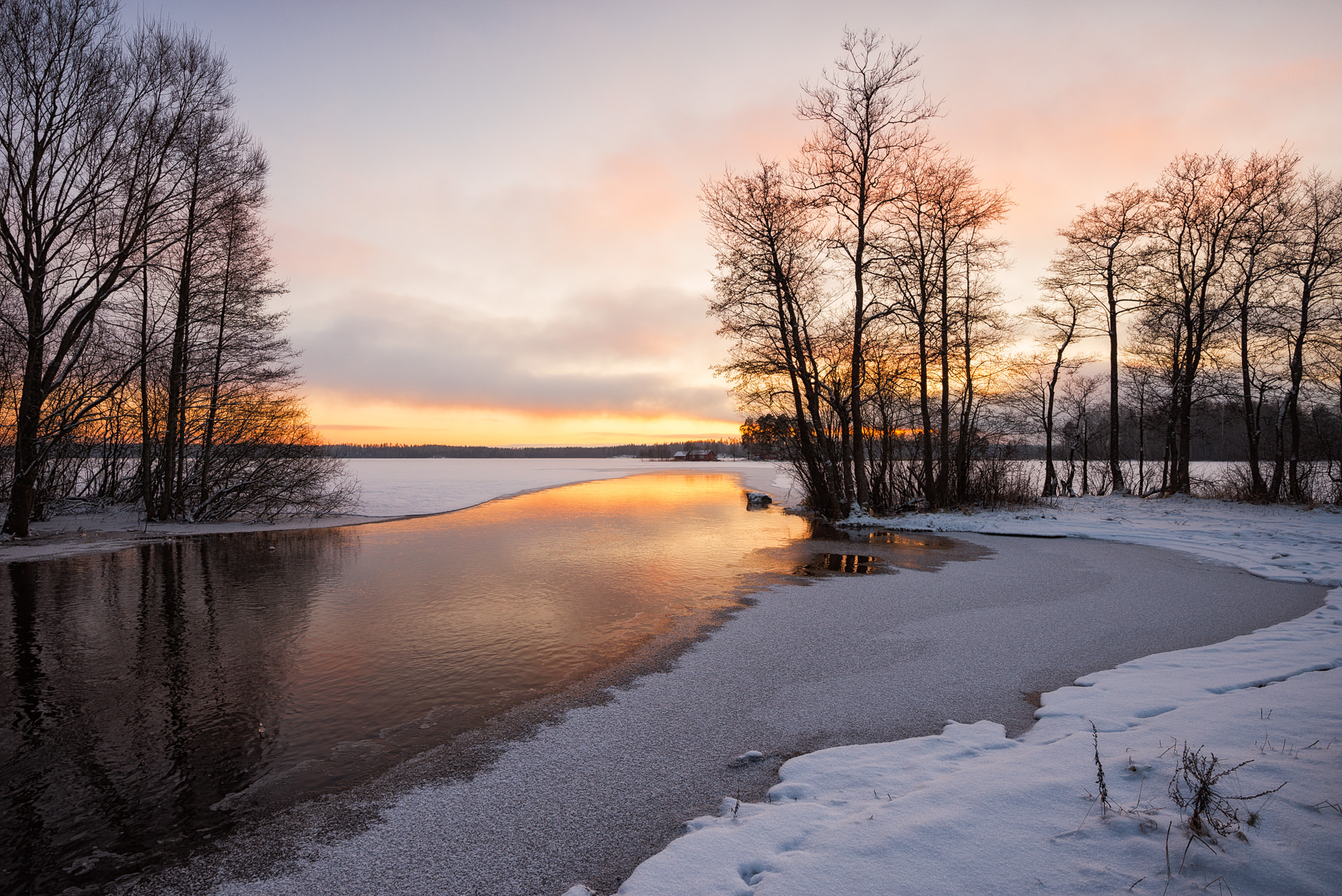Холодный теплый вечер. Река зимой. Зимний берег реки. Берег реки зимой. Берег зимнего озера.