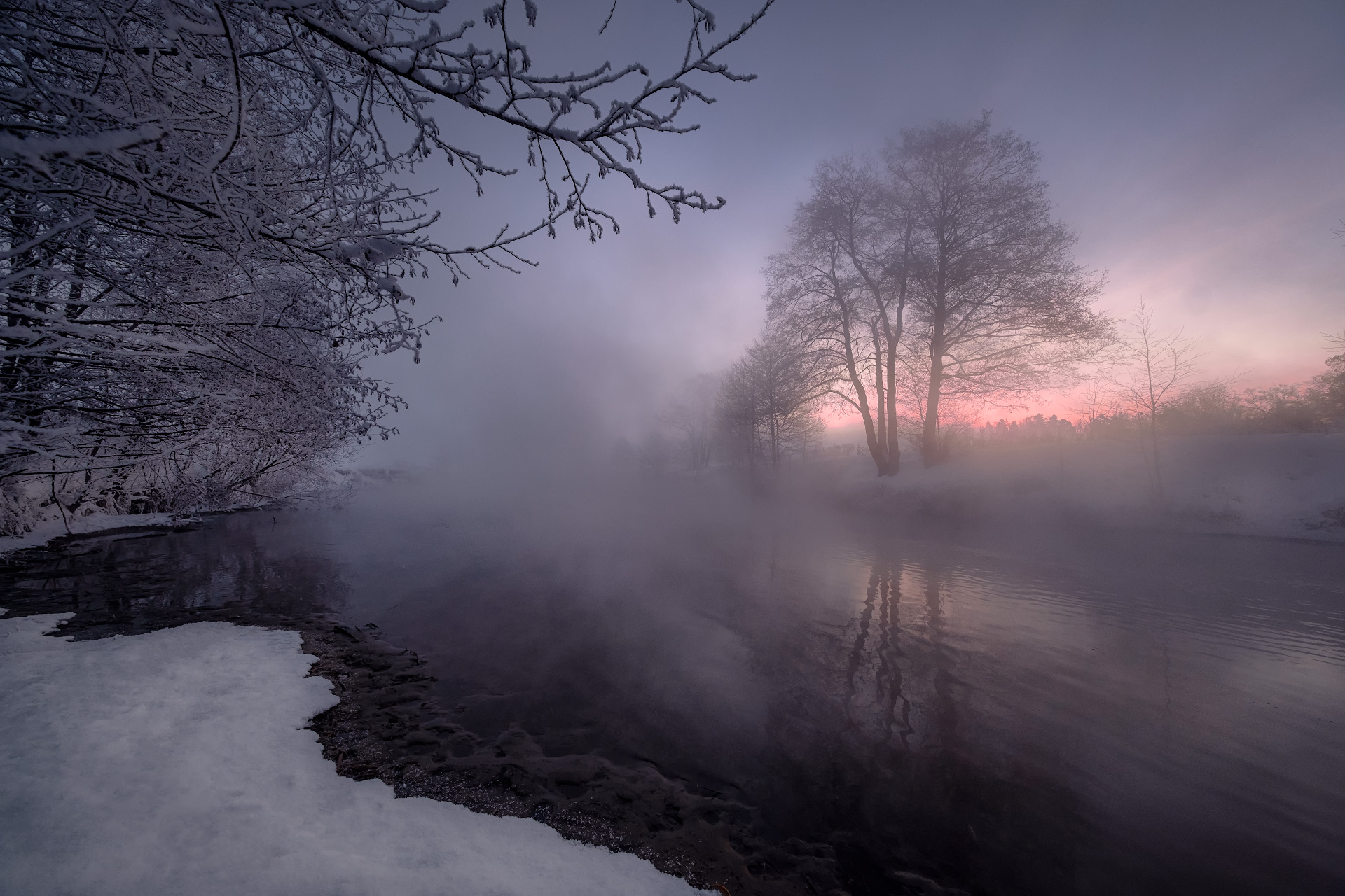 Морозный рассвет над парящей рекой