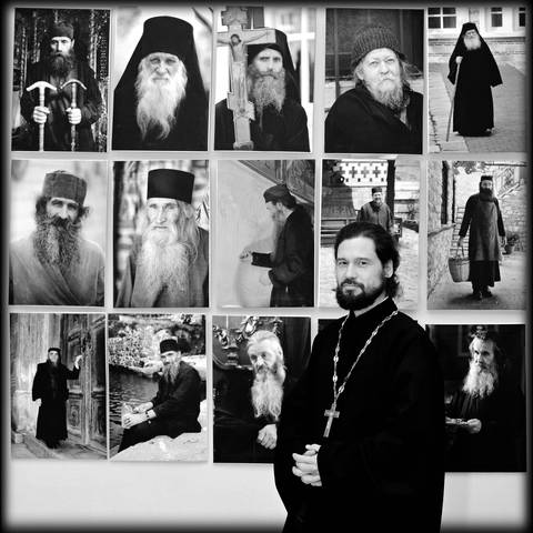 на выставке греческого фотографа Костаса Асимиса .Отец  Виталий