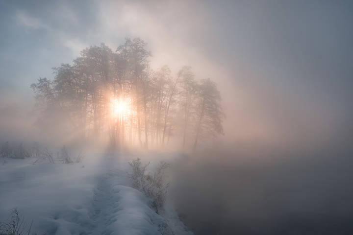 Светануло