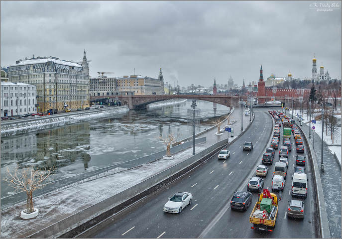 Караван машин на Московском шоссе