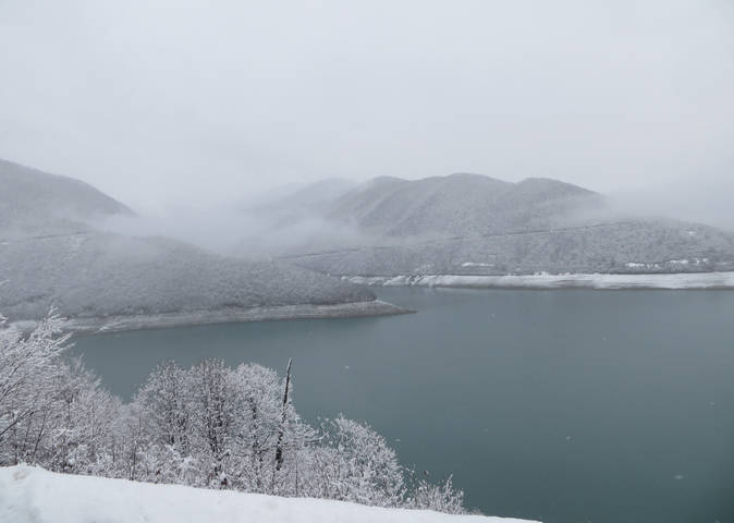 Туман над Жинвальским водохранилищем