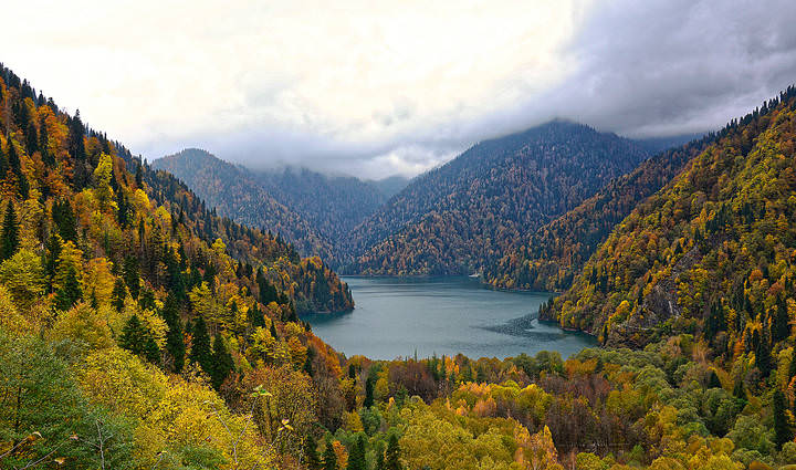 Осень на озере Рица.