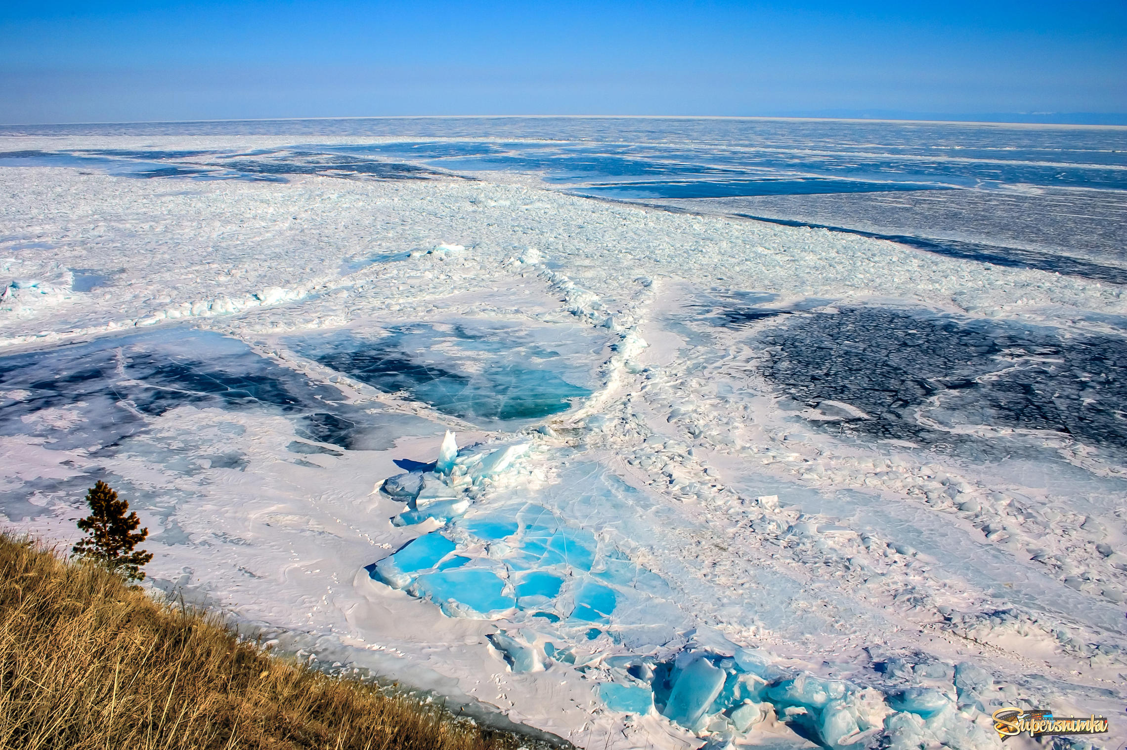 Сине-голубые льды Байкала.