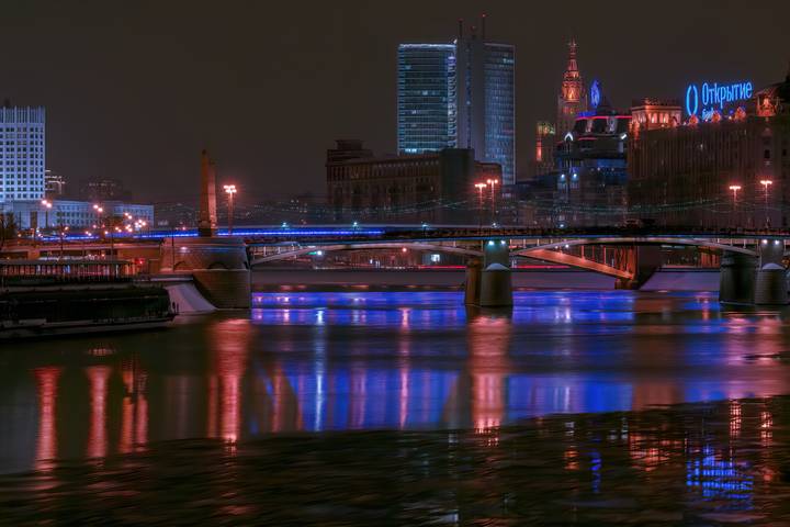 С видом на Метромост. Москва