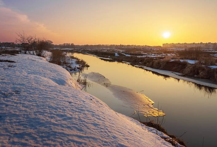 Весенний закат на реке