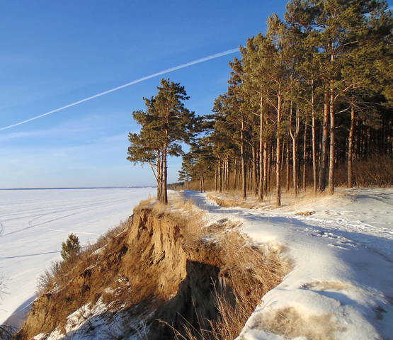 На высоком берегу , на крутом .