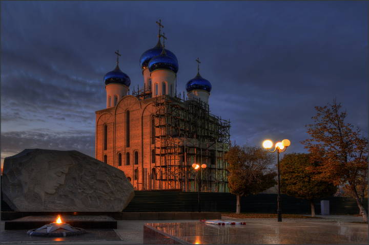 Стела "Скорбящая мать" на могиле молодогвардейцев.