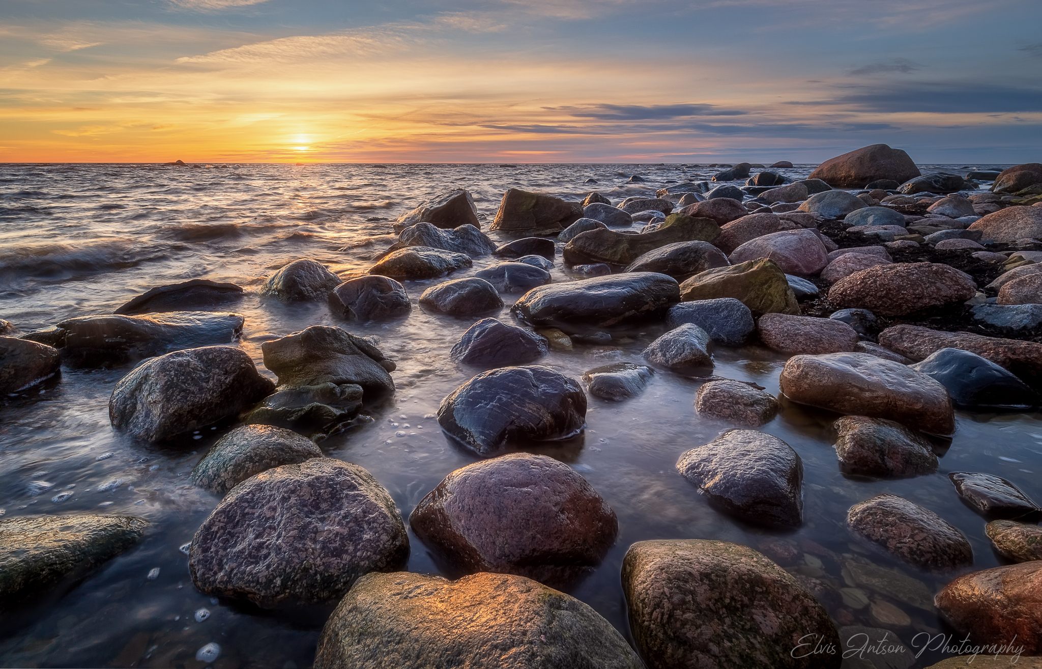 Морской закат с камнями