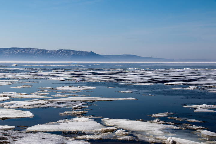 Весна. Ледоход на Волге в районе Жигулей