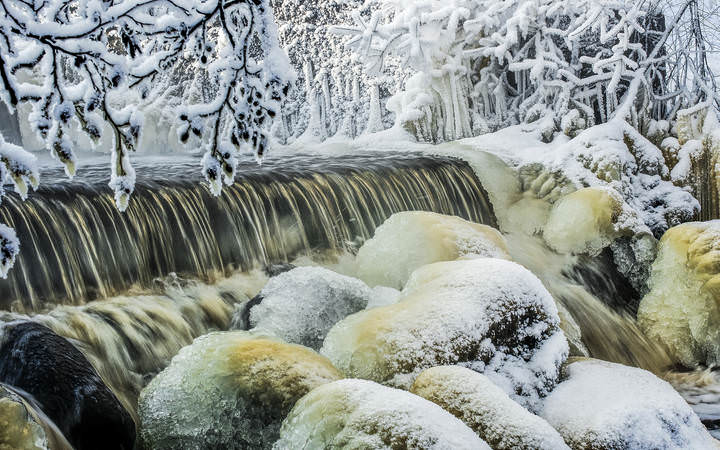 Сброс воды в речку Карость ...