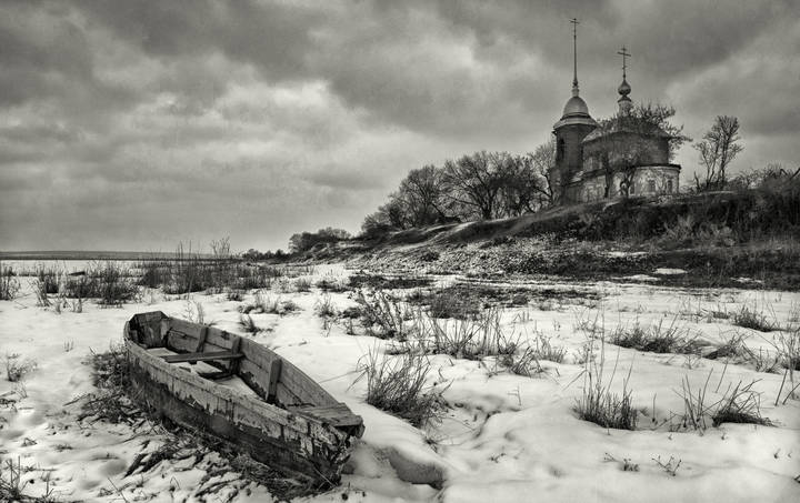 Весенний пейзаж с лодкой