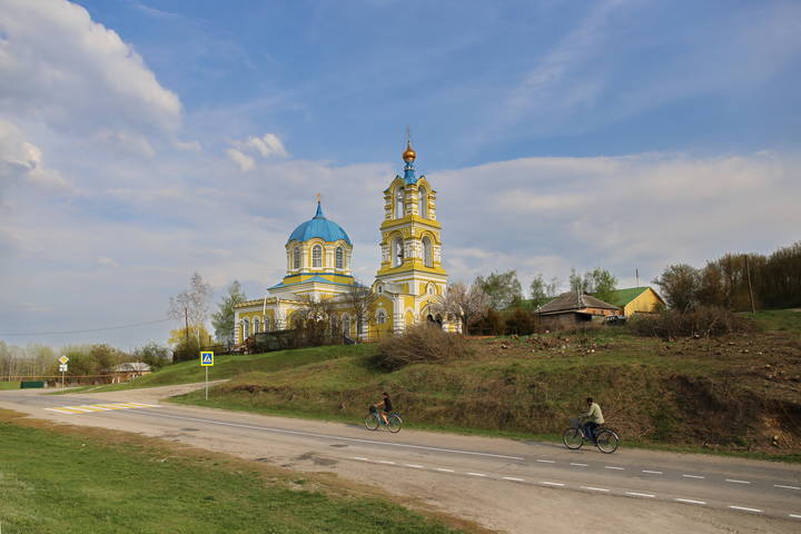   Сельская церковь Петра и Павла