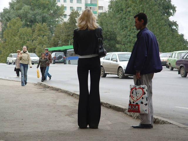 Клеится