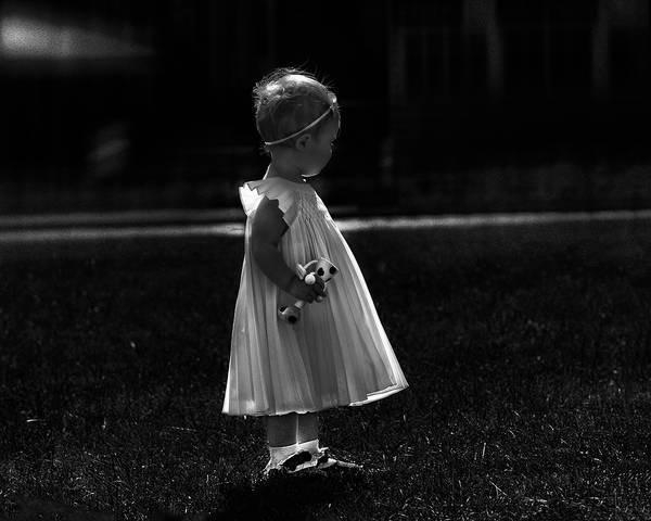 девочка с игрушкой